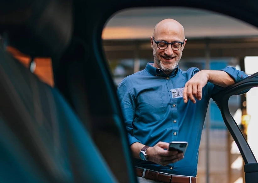 Teaser FSK Mann mit Führerschein am Auto