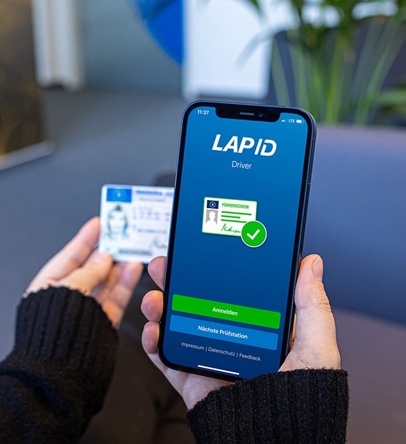 Smartphone Mit LapID Driver App und Führerschein