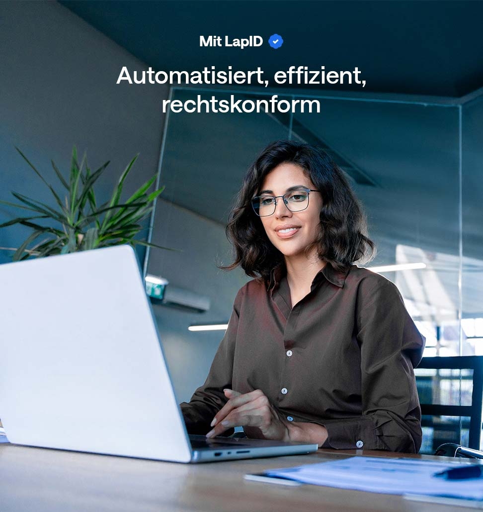 Frau sitzend vor einem Laptop führt die Fahrerunterweisung durch.