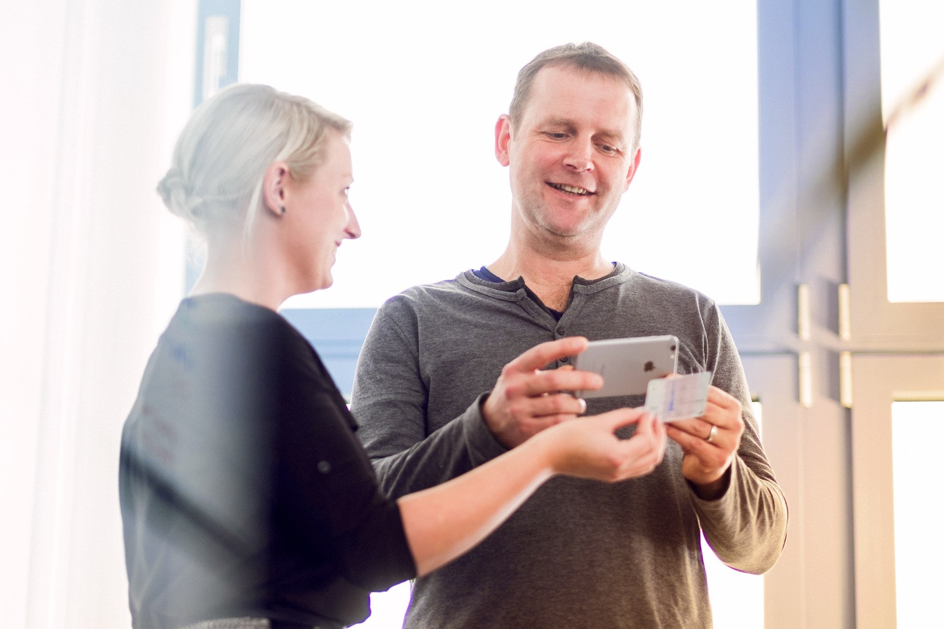 Zwei Menschen die im Büro die Führerscheinkontrolle durchführen