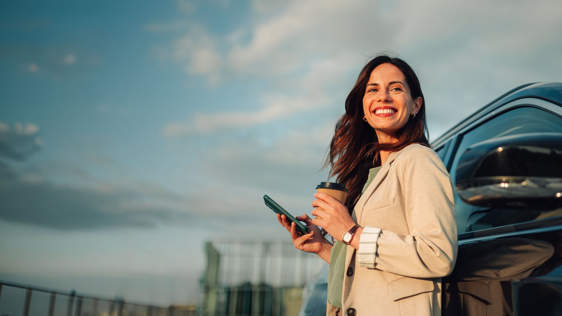 Header LapID Frau mit Smartphone vor Auto