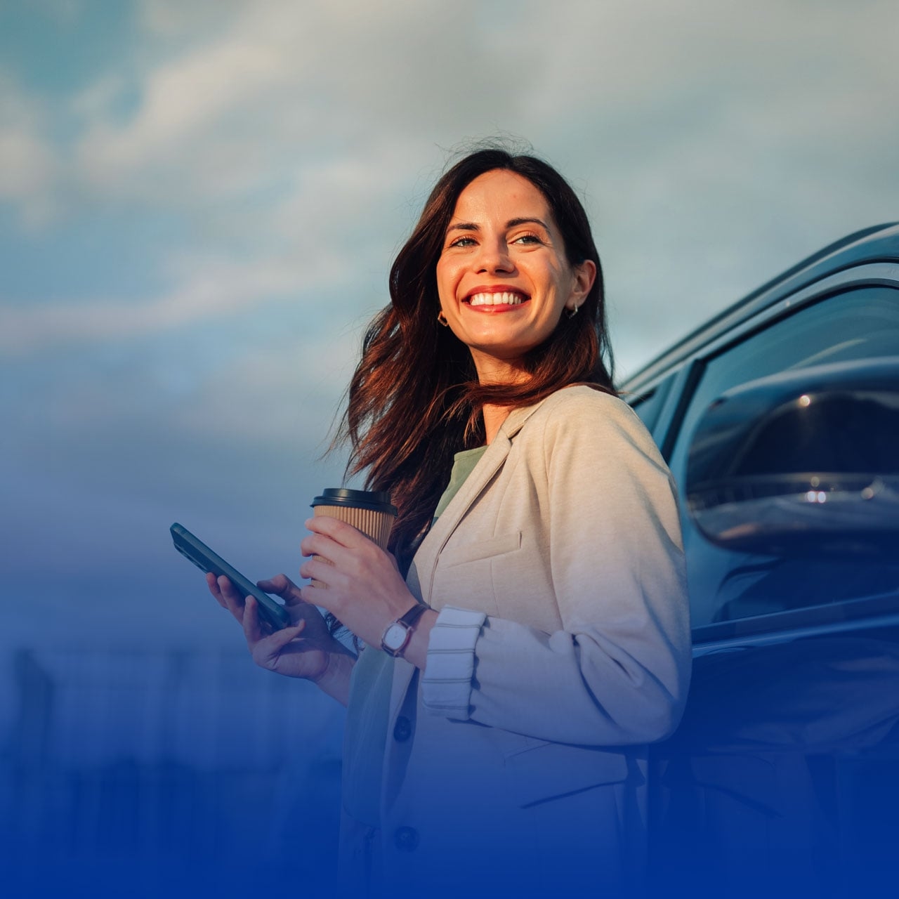 Header LapID Frau mit Smartphone vor Auto